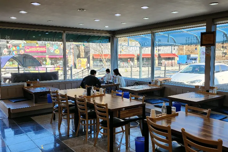 넓고 쾌적한 식당 내부