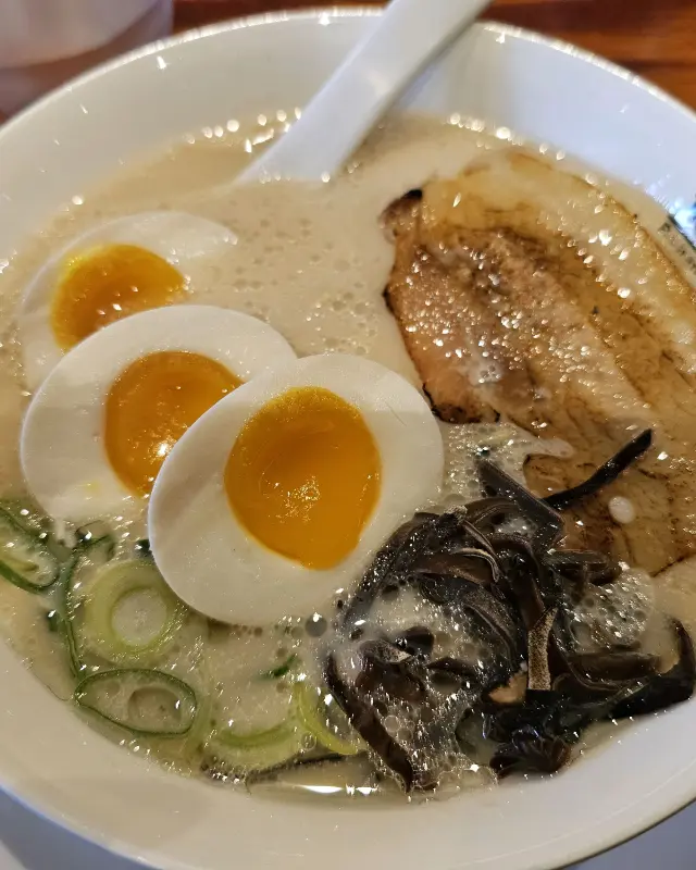 반숙 계란이 올라간 라멘