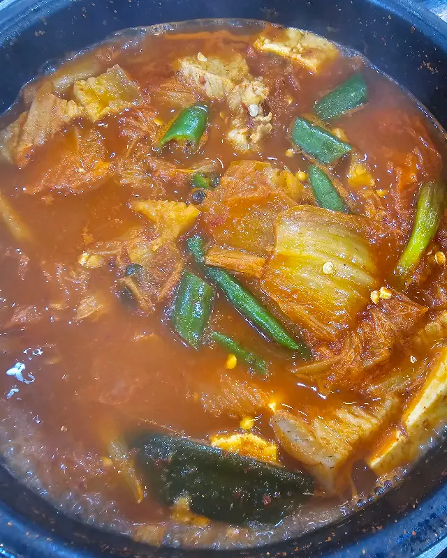 푸짐한 김치찌개