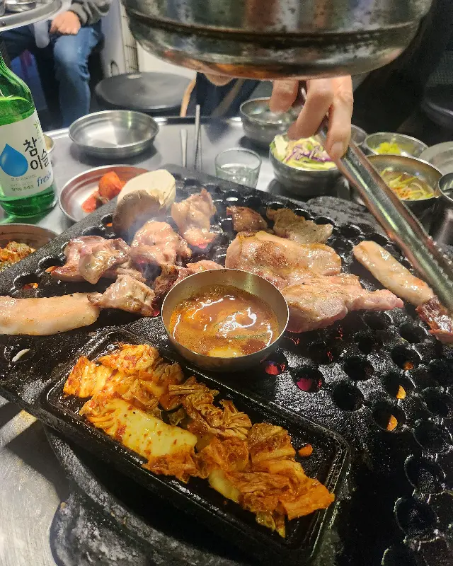 연탄불 위에서 익어가는 돼지 특수부위 모듬