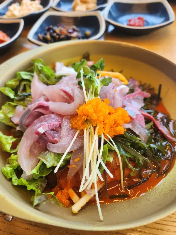 해산물과 야채의 조화가 돋보이는 물회