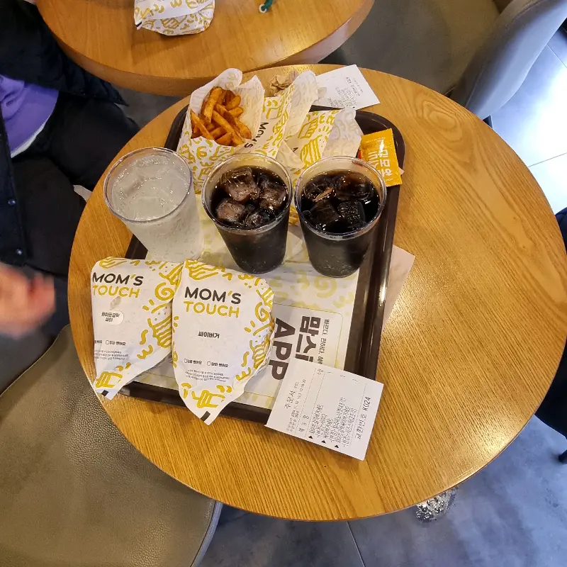 맘스터치 테이블 전경