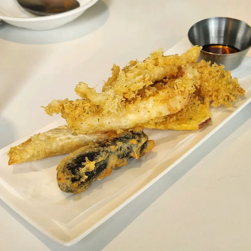 바삭한 튀김옷이 일품인 오징어튀김