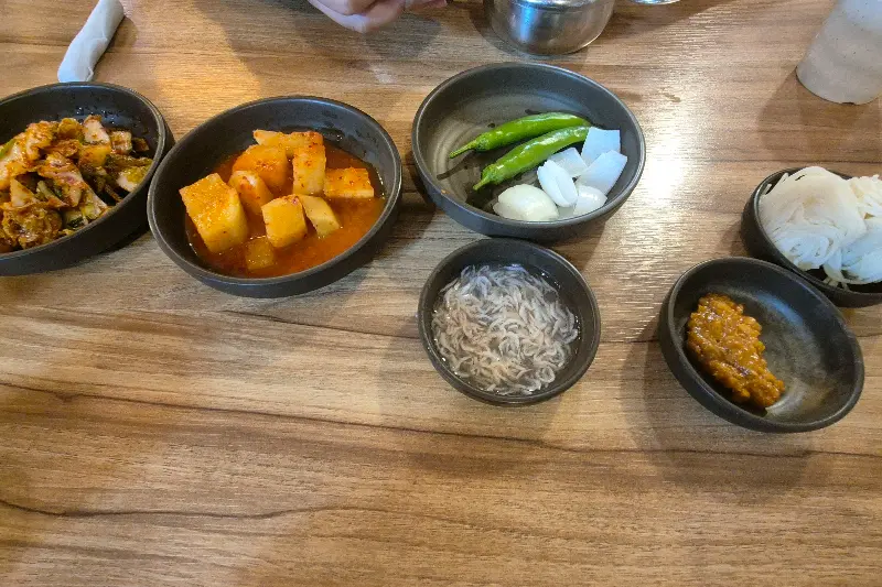 돼지국밥과 함께 제공되는 다양한 종류의 반찬들