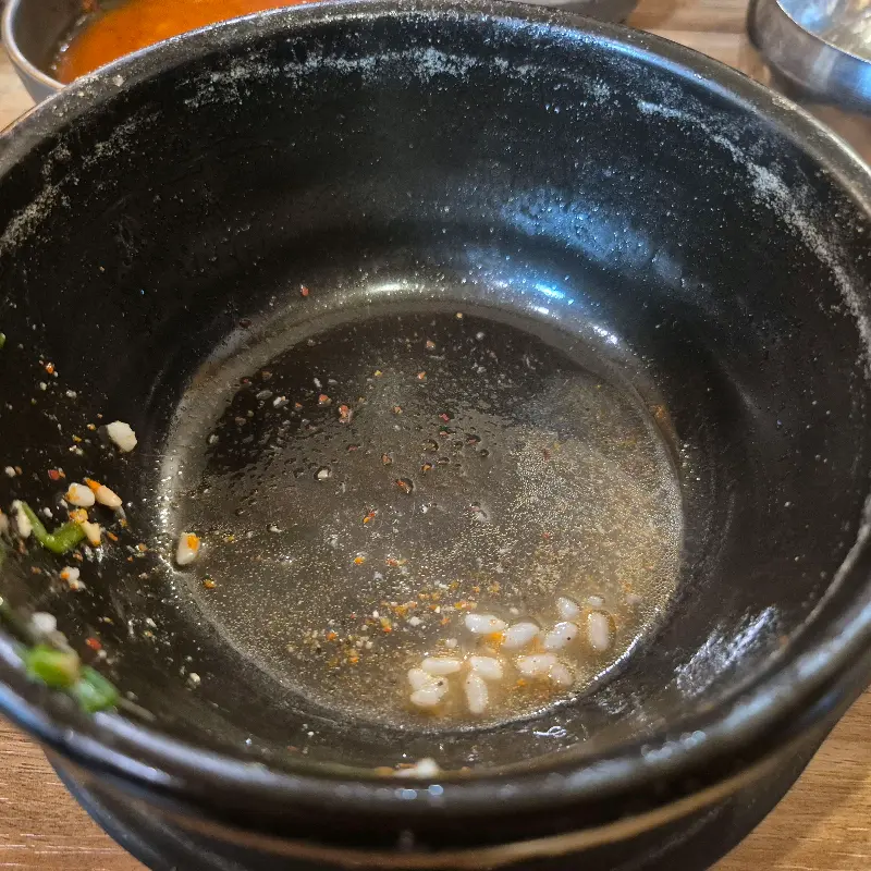 국물까지 싹 비운 돼지국밥 그릇