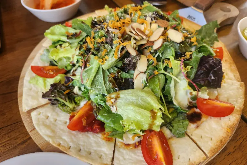 신선한 야채와 토마토가 올라간 샐러드 피자