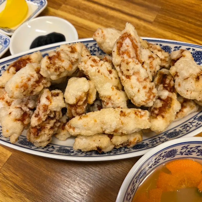 테이블 위에 놓인 탕수육