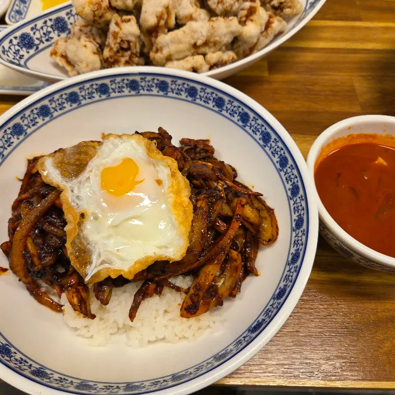 짜장면 위에 완두콩이 올려진 모습