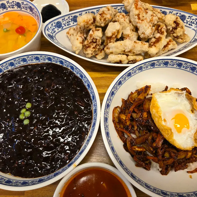 테이블 위에 놓인 짜장면, 탕수육, 중화비빔밥