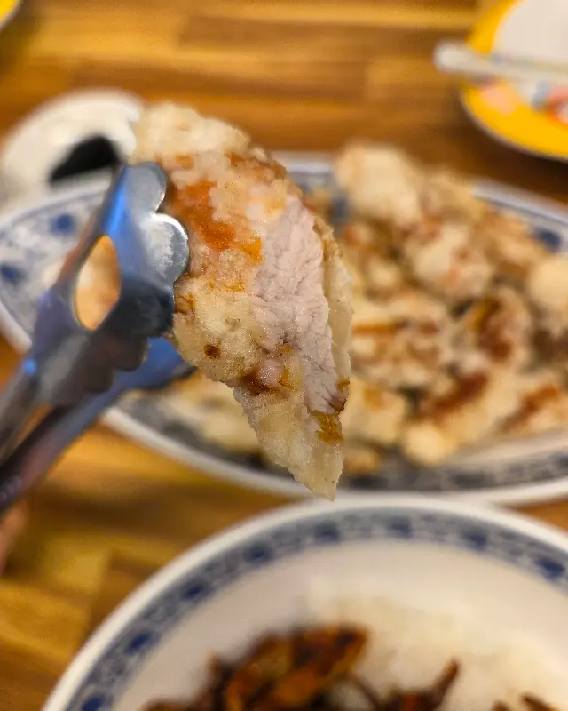 집게로 탕수육을 집어 올리는 모습