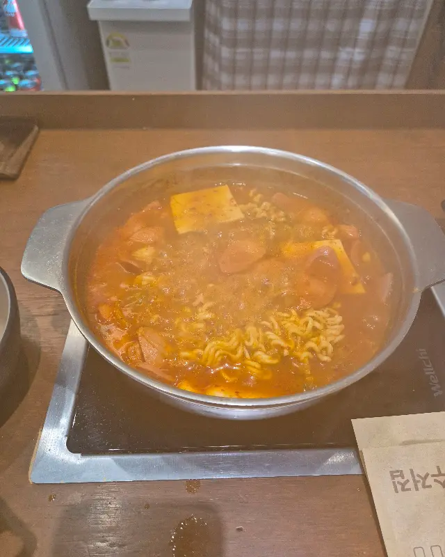 라면 사리를 추가한 부대찌개