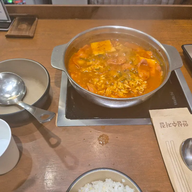 보글보글 끓는 부대찌개의 모습