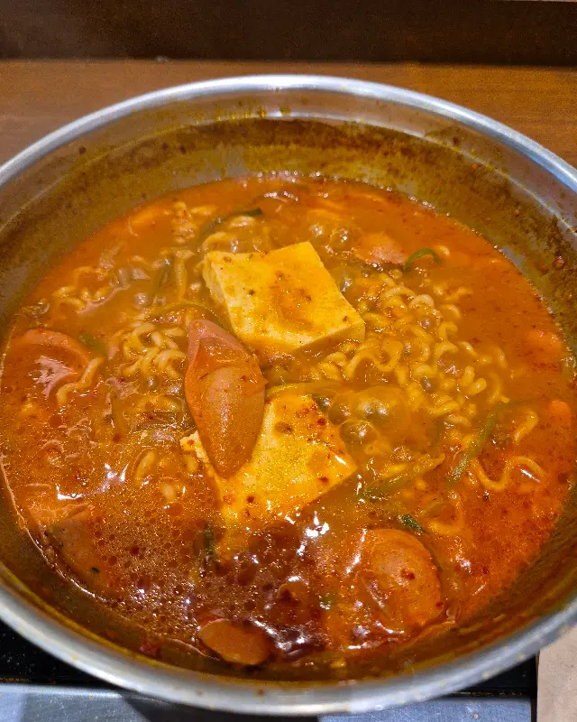 다양한 햄과 소시지가 들어간 부대찌개