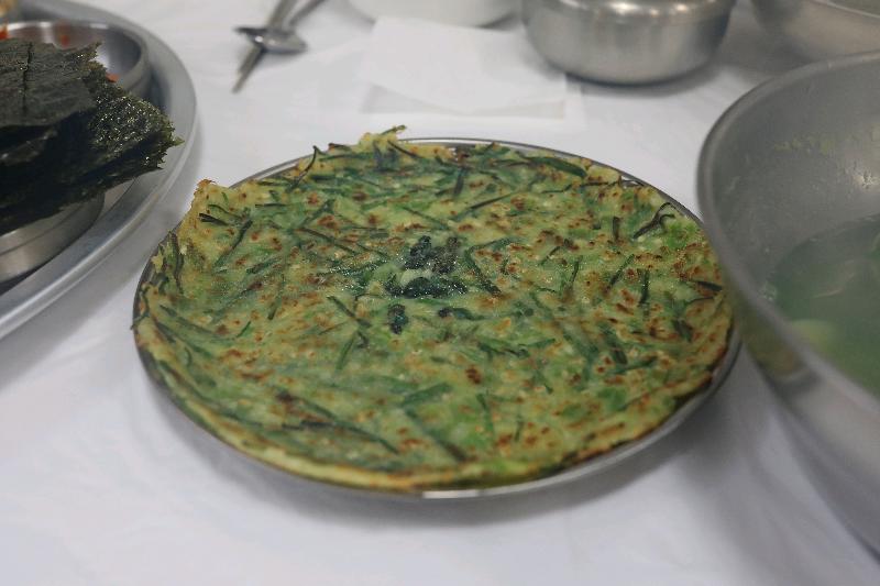 노릇하게 구워진 다슬기 부침개