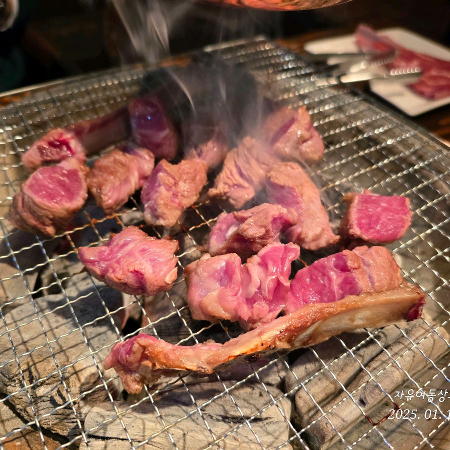 숯불 위에서 구워지는 양고기