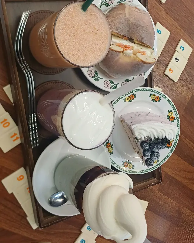 다양한 음료와 디저트