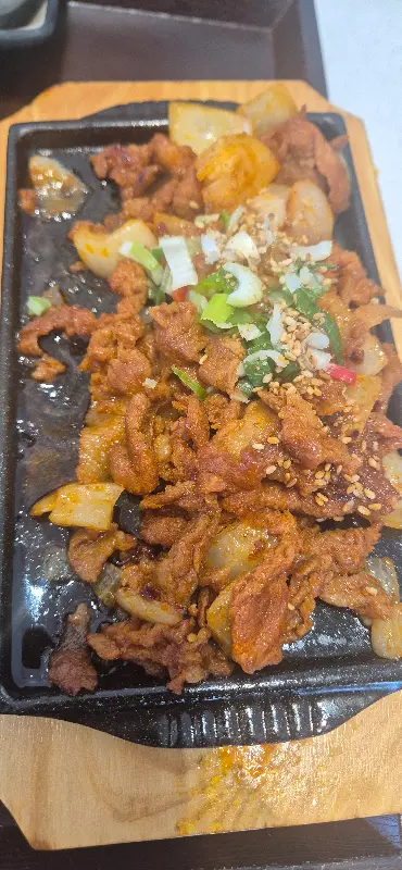 뜨거운 철판 위의 제육볶음