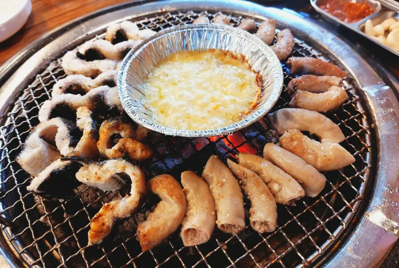 불판 위에서 녹아내리는 치즈