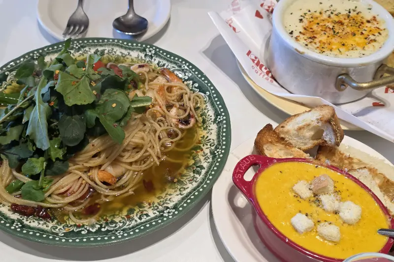 파스타와 스프, 샐러드가 함께 놓인 테이블