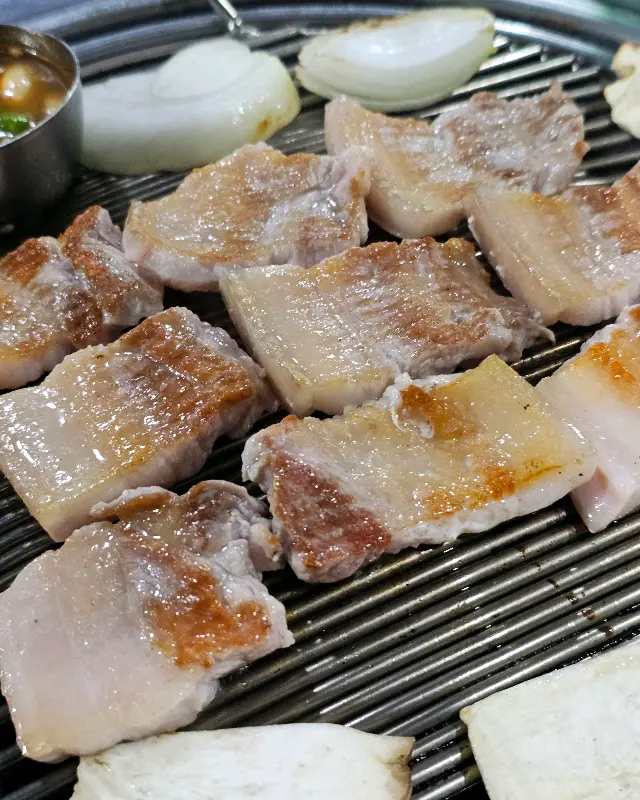 불판 위에서 익어가는 삼겹살