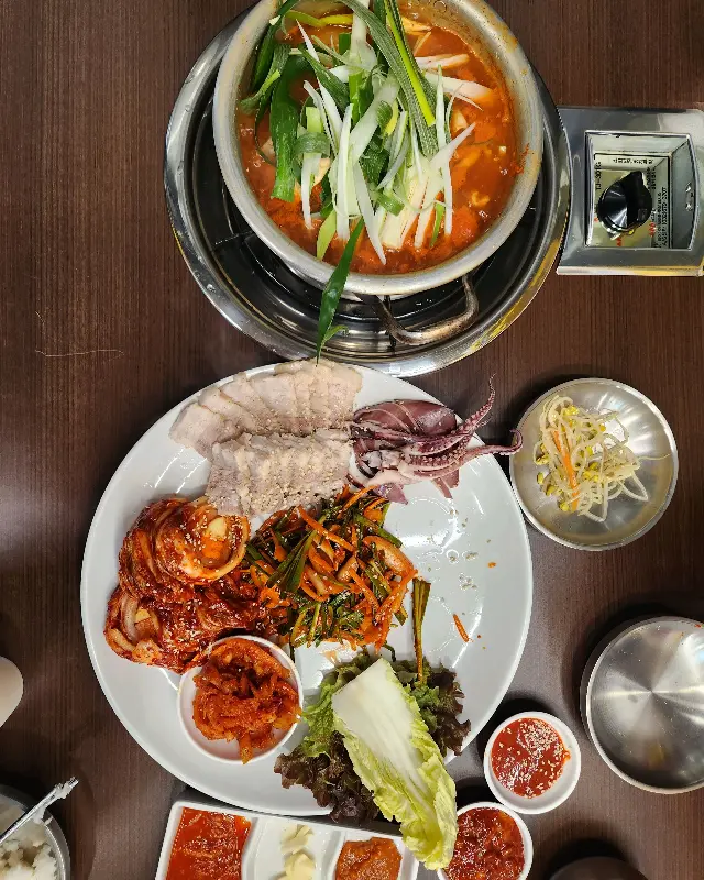 한 상 가득 차려진 메뉴들