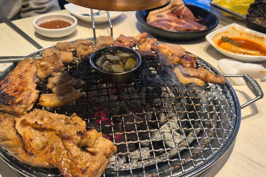 숯불 위에서 노릇노릇 익어가는 갈비