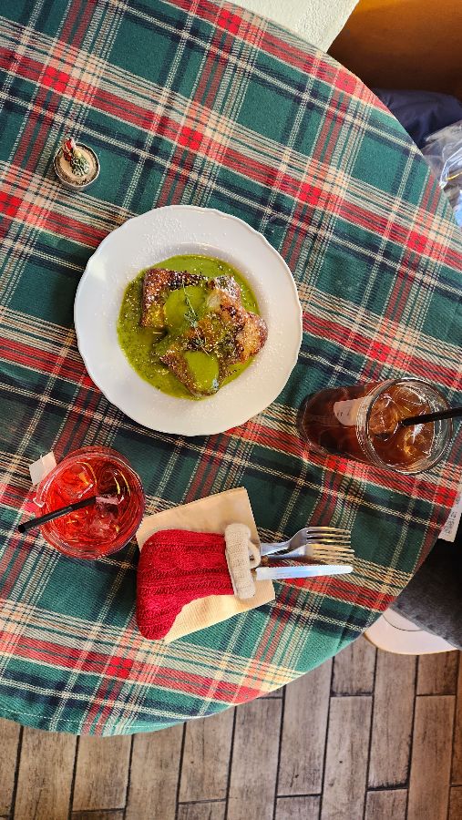 크리스마스 분위기가 물씬 풍기는 카페 내부