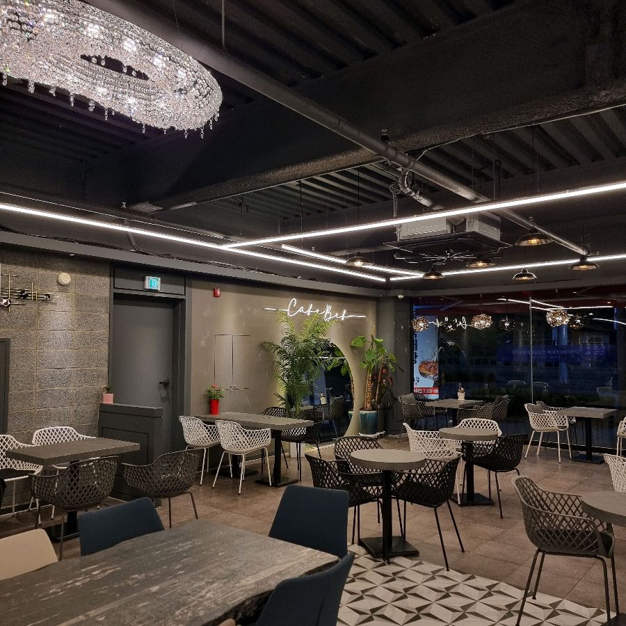 카페베프의 넓고 쾌적한 내부