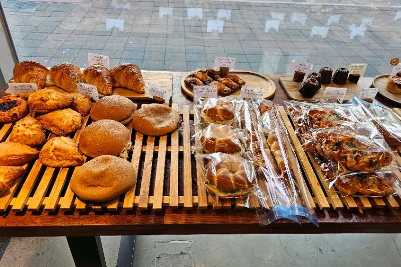 다양한 빵들이 진열된 모습