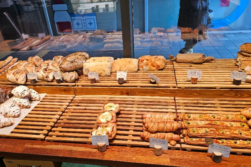 다양한 빵들이 진열된 모습