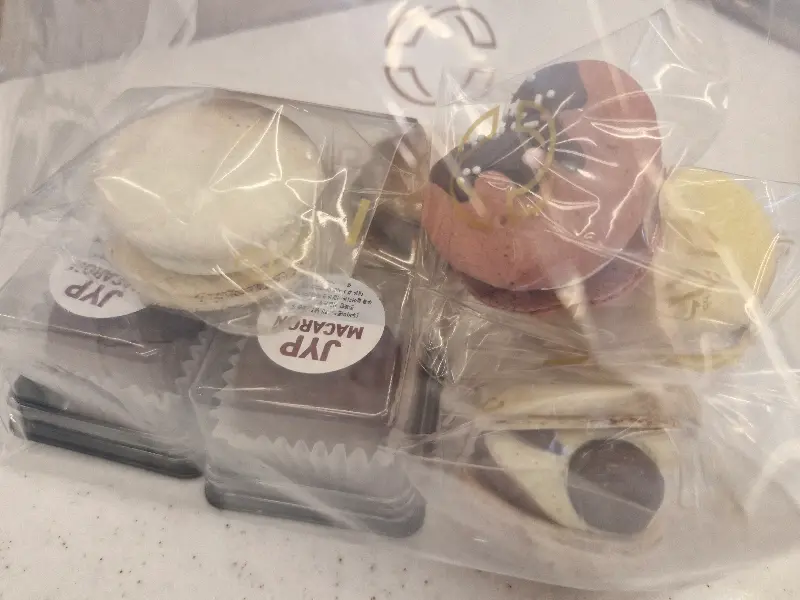 선물 포장된 마카롱과 쿠키