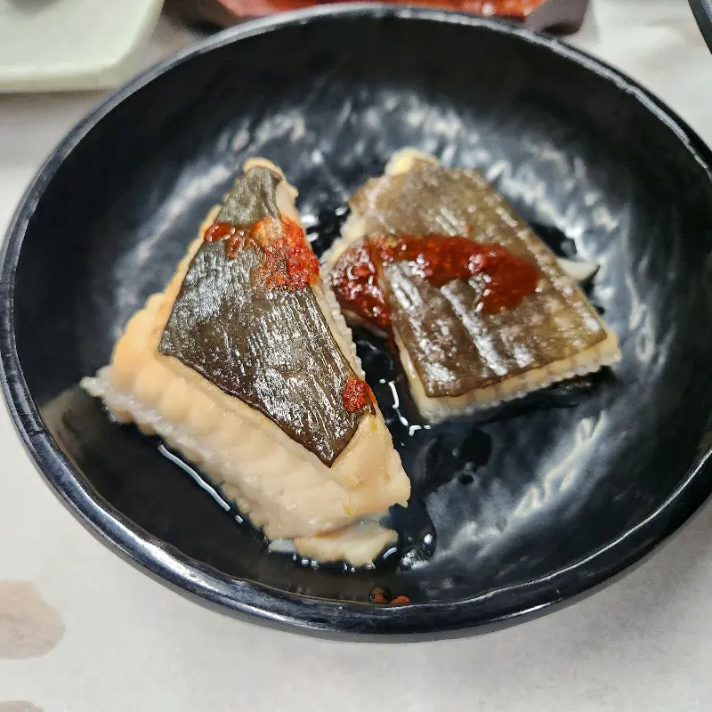 양념이 올려진 생선