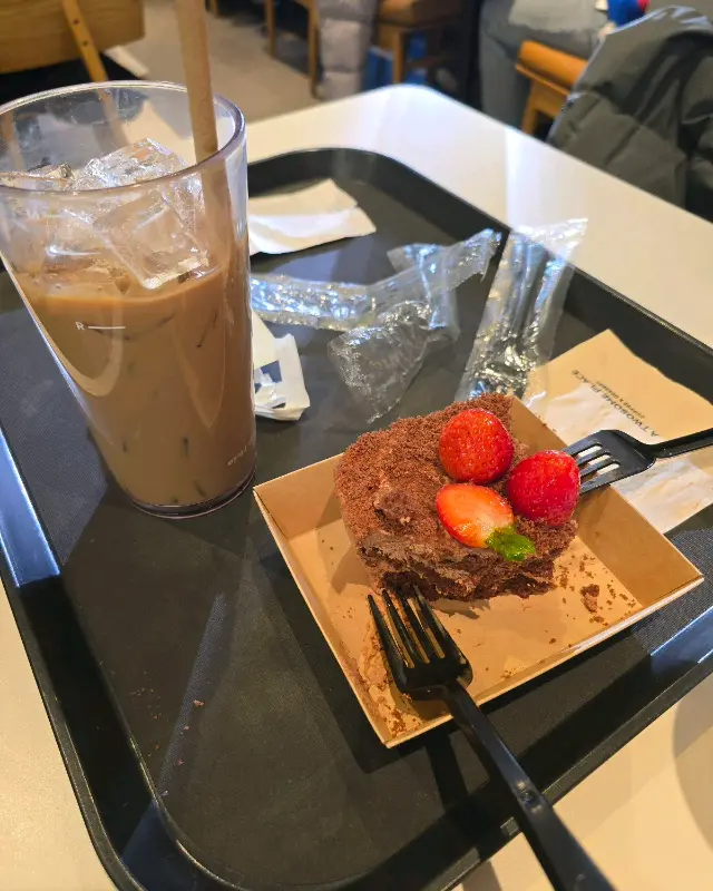 스트로베리 초콜릿 생크림 케이크와 아이스 아메리카노