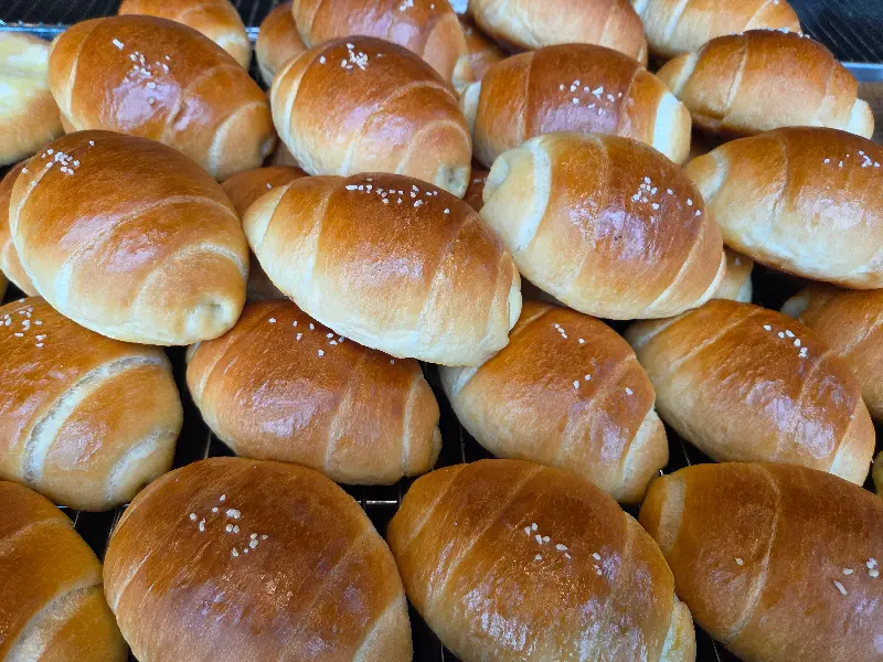 갓 구워져 나온 소금빵