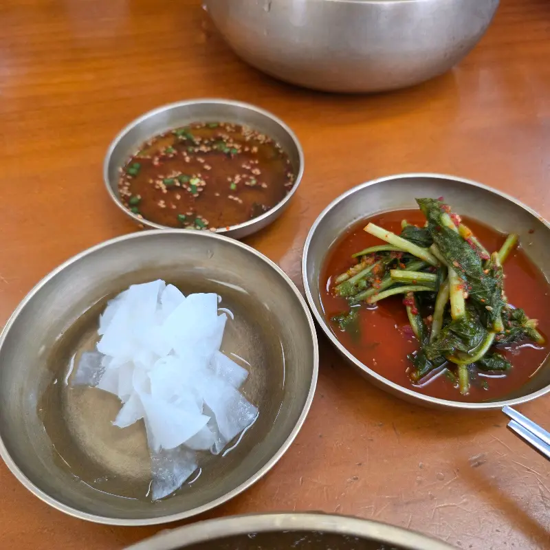 테이블 위에 놓인 메뉴들