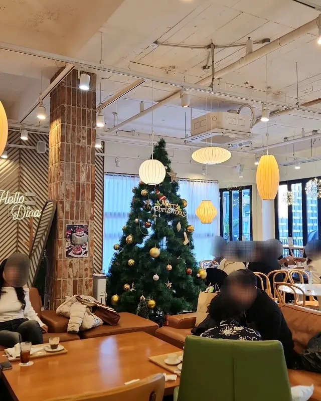 크리스마스 트리 장식이 있는 카페 내부
