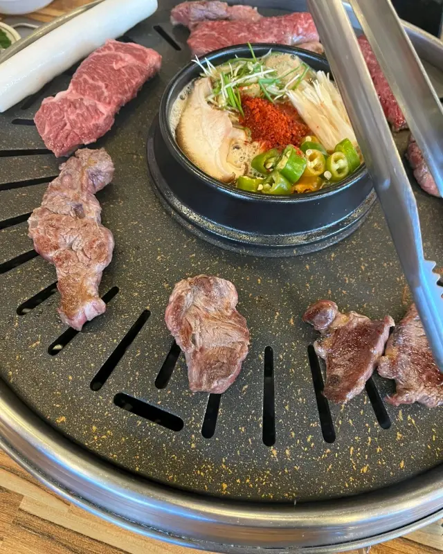 불판 위에서 맛있게 익어가는 고기