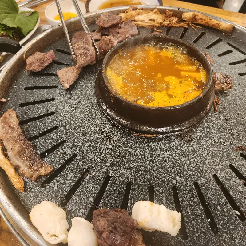 고기와 함께 구워지는 떡과 버섯