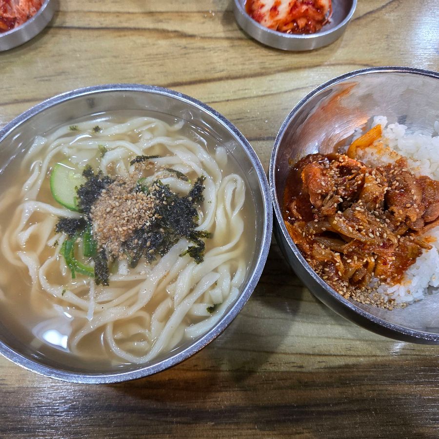 칼국수와 비빔밥 세트