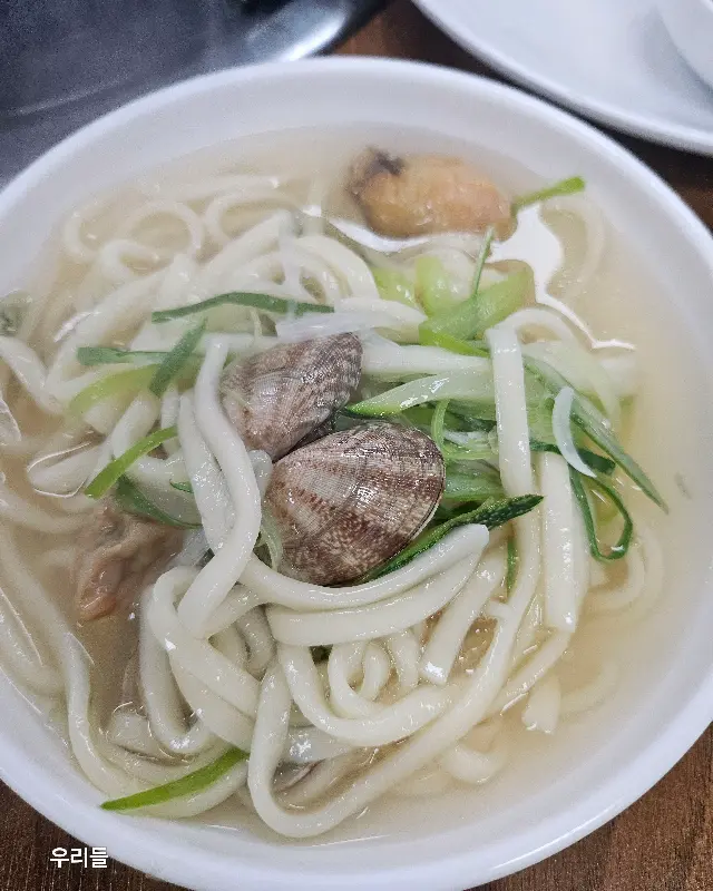 바지락, 굴, 오만둥이가 푸짐하게 들어간 칼국수