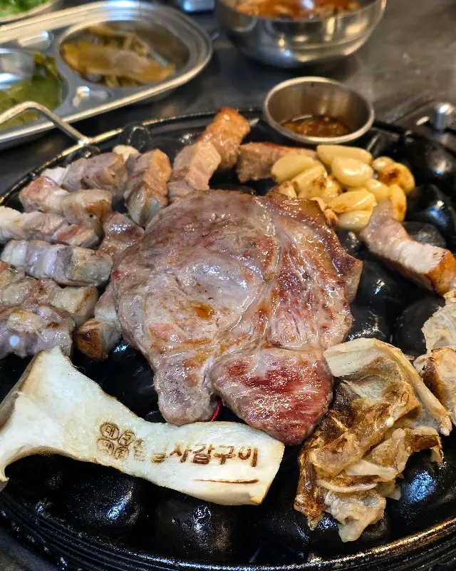 자갈 위에서 구워지는 목살