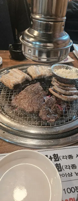 숯불 위에서 익어가는 장어와 소고기