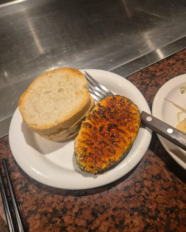 아보카도 멘타마요와 바게트 빵