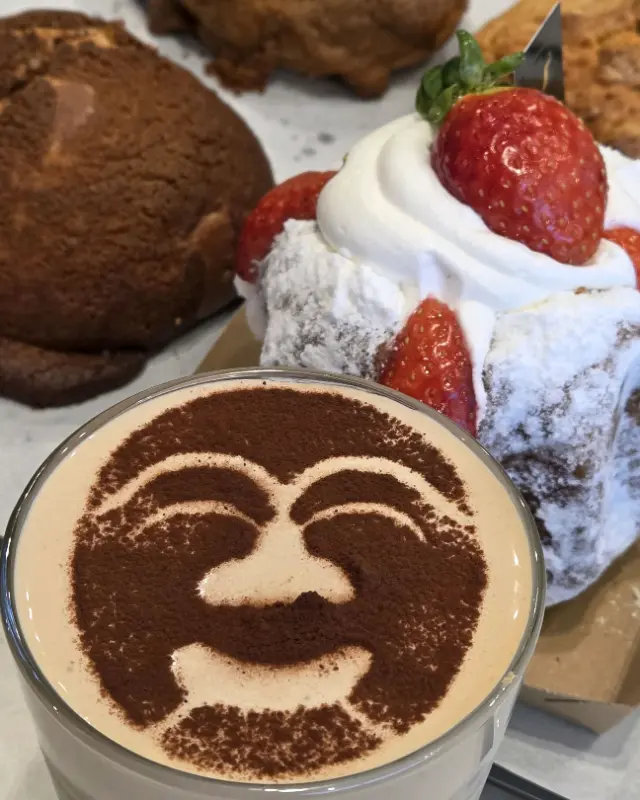 다양한 종류의 빵과 음료