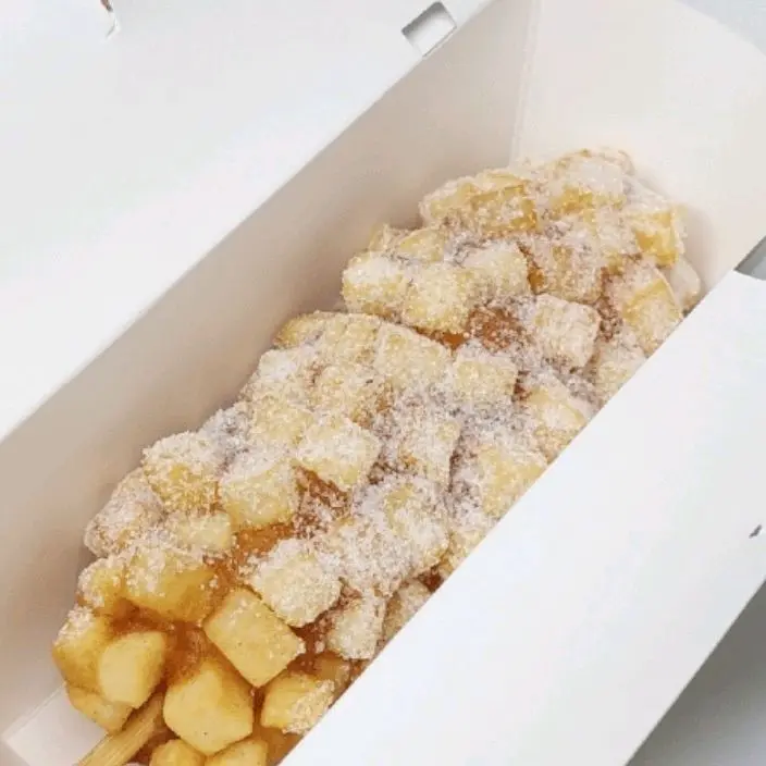 겉면에 감자가 듬뿍 붙어있는 감자핫도그