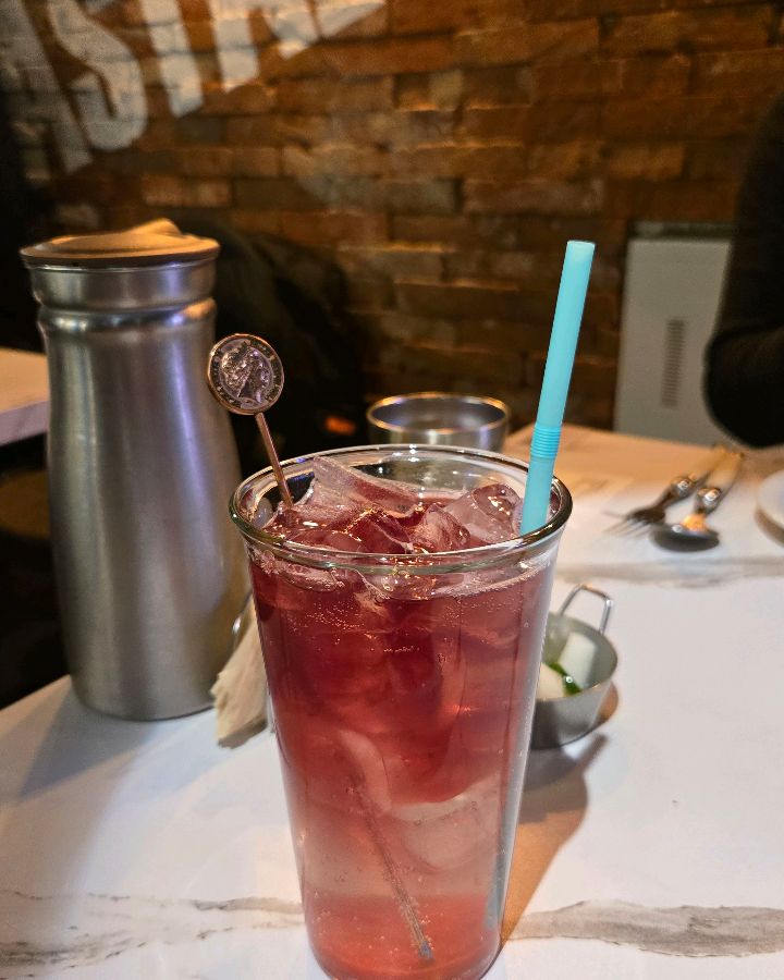 얼음이 가득 담긴 음료