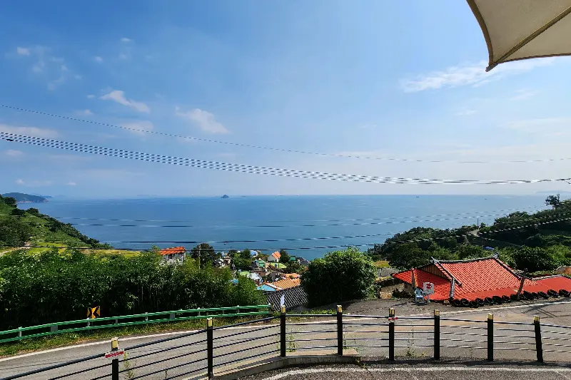 카페에서 바라본 다랭이마을 전경