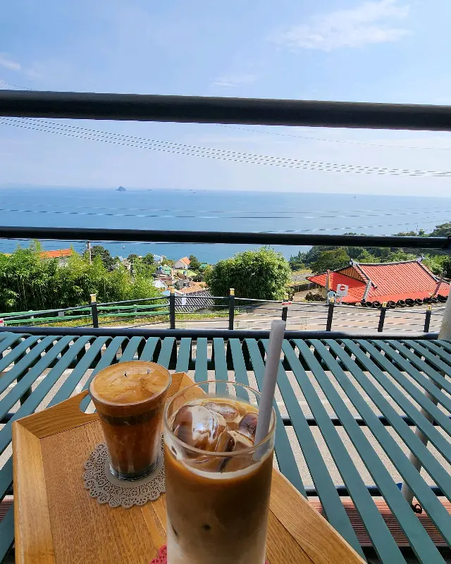 테라스에서 여유롭게 커피를 즐기는 모습