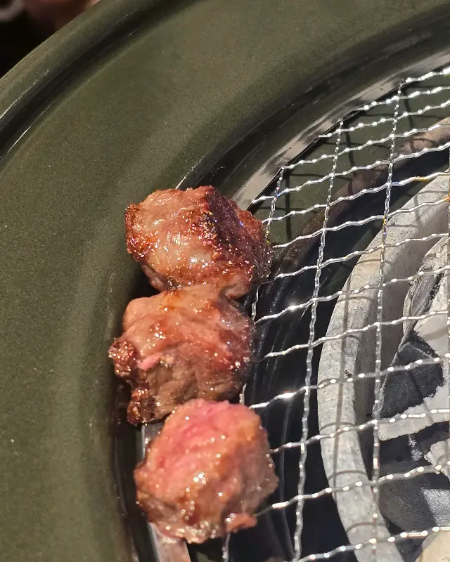 숯불 위에서 맛있게 구워지고 있는 큐브 눈꽃살