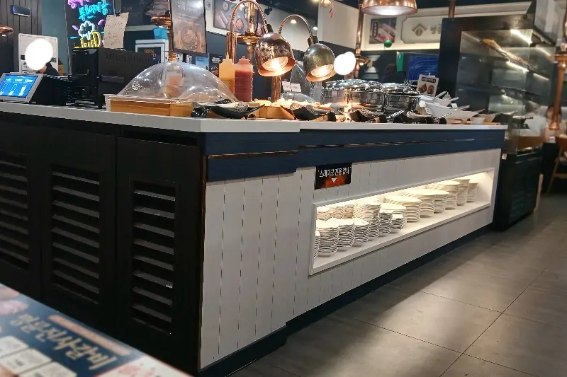 깔끔하게 정돈된 셀프바